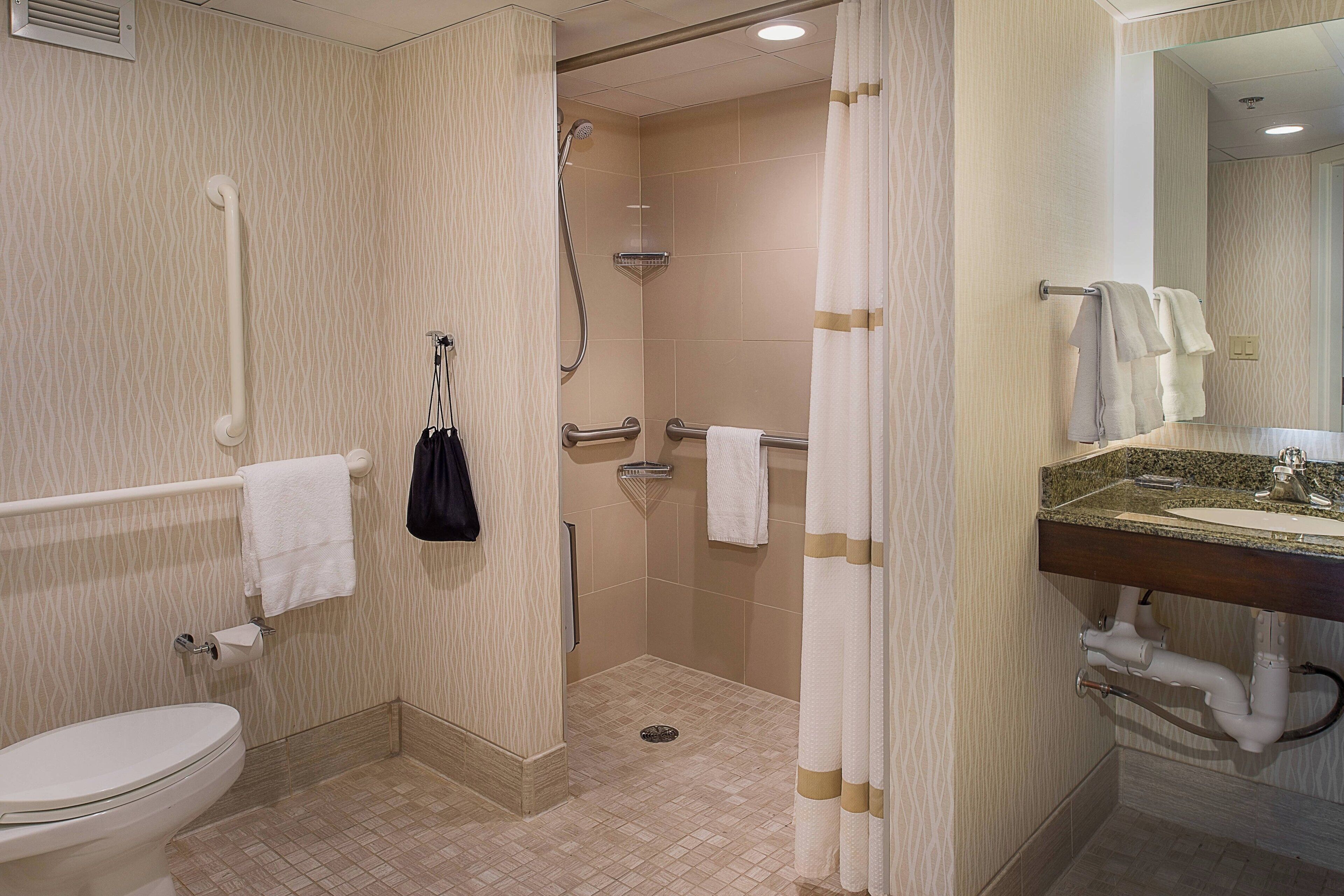 standard room, 1 king bed, non smoking | bathroom | combined shower/bathtub, free toiletries, hair dryer, towels