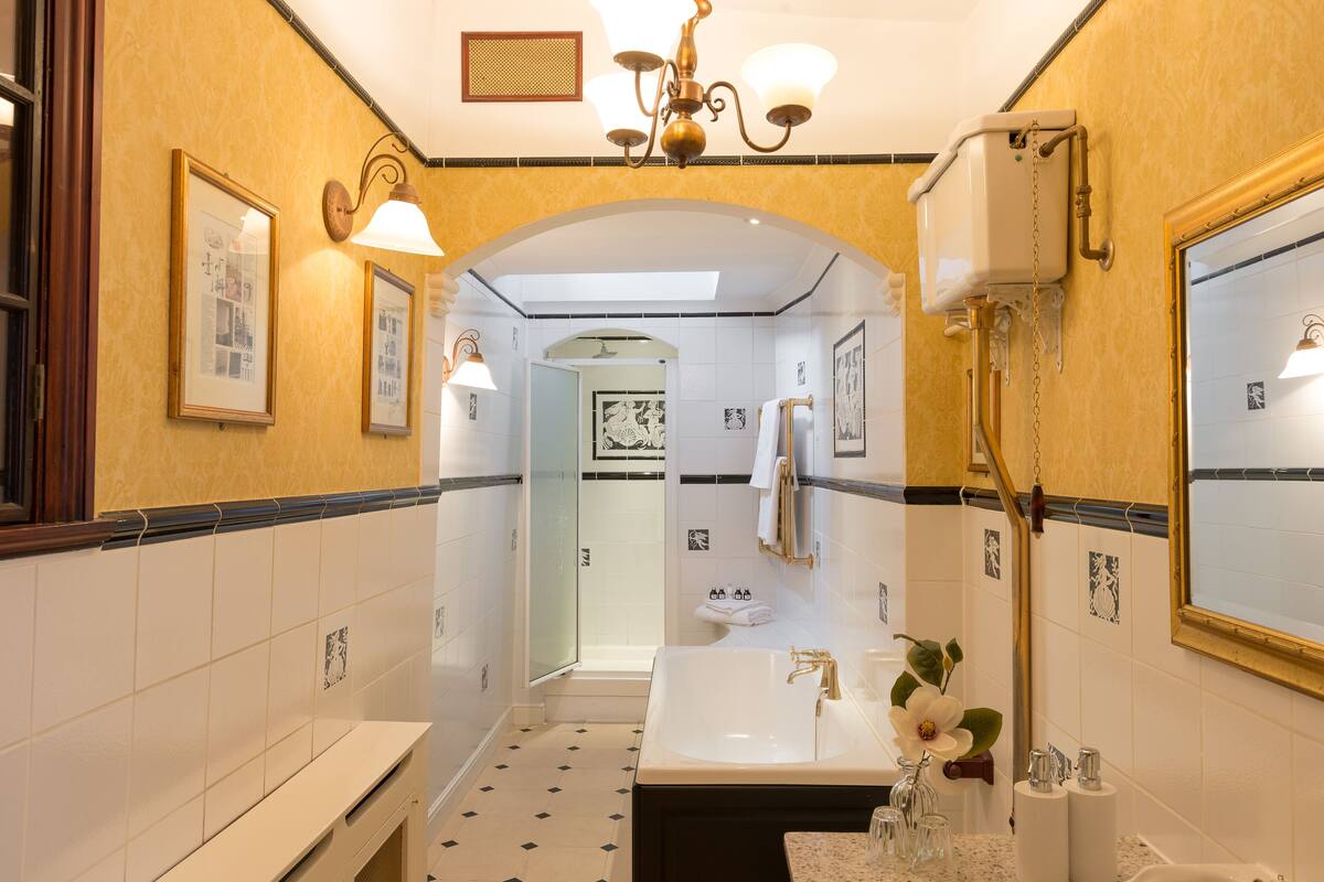 suite, 1 king bed, non smoking | bathroom | free toiletries, hair dryer, towels