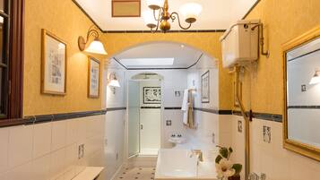 Suite, 1 King Bed, Non Smoking | Bathroom | Free toiletries, hair dryer, towels