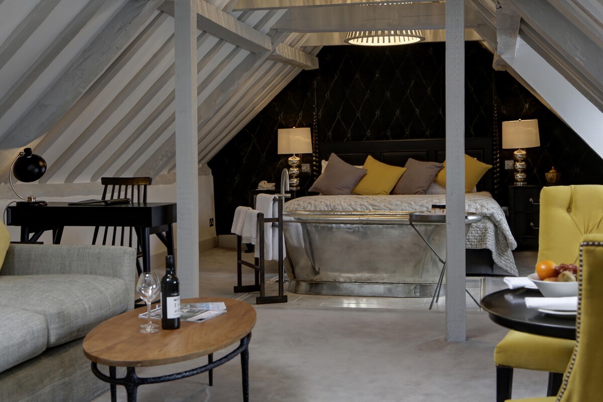 Suite, 1 Double Bed, Non Smoking | Iron/ironing board, free WiFi, bed sheets