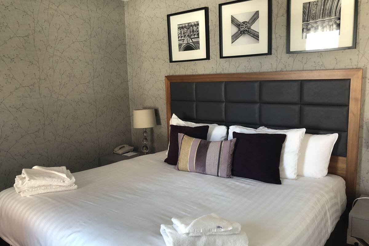 executive room, 1 king bed, non smoking | iron/ironing board, free wifi, bed sheets