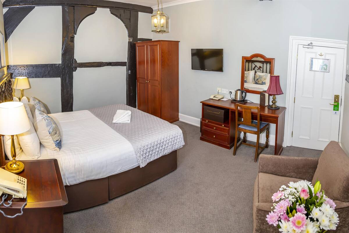 Iron/ironing board, WiFi (free), bed sheets