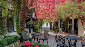A courtyard with outdoor seating, stone walls, and climbing plants. - Best Western Red Lion Hotel (Salisbury)