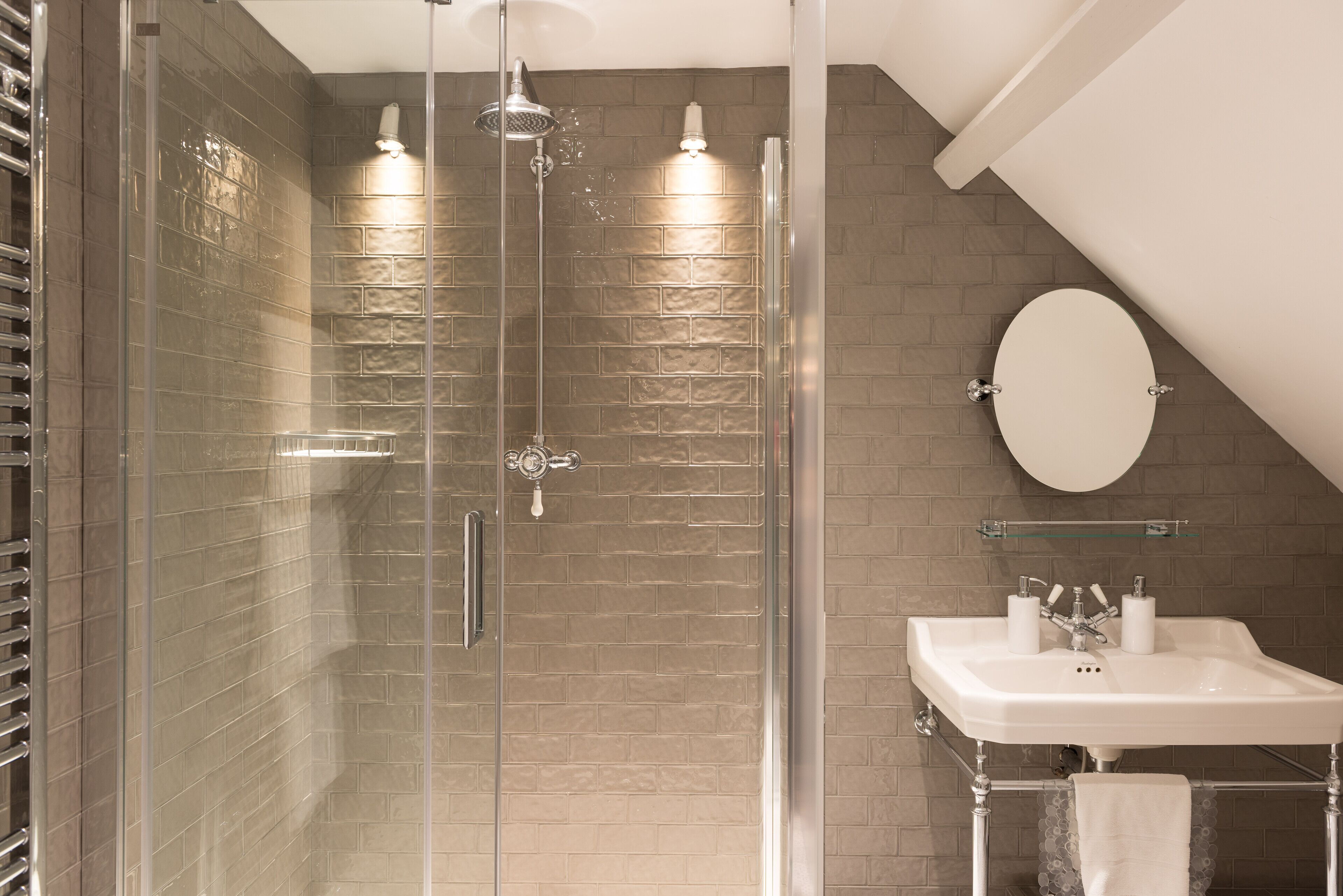 suite, 1 double bed, non smoking | bathroom shower