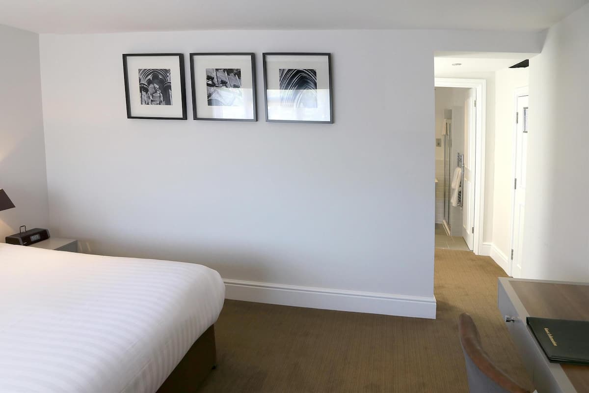 Iron/ironing board, WiFi (free), bed sheets