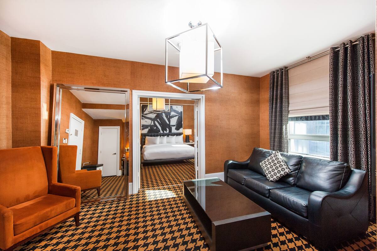 Suite Junior, 1 Tempat Tidur King dengan tempat tidur Sofa | Seprai premium, brankas, meja kerja, dan ruang kerja ramah laptop