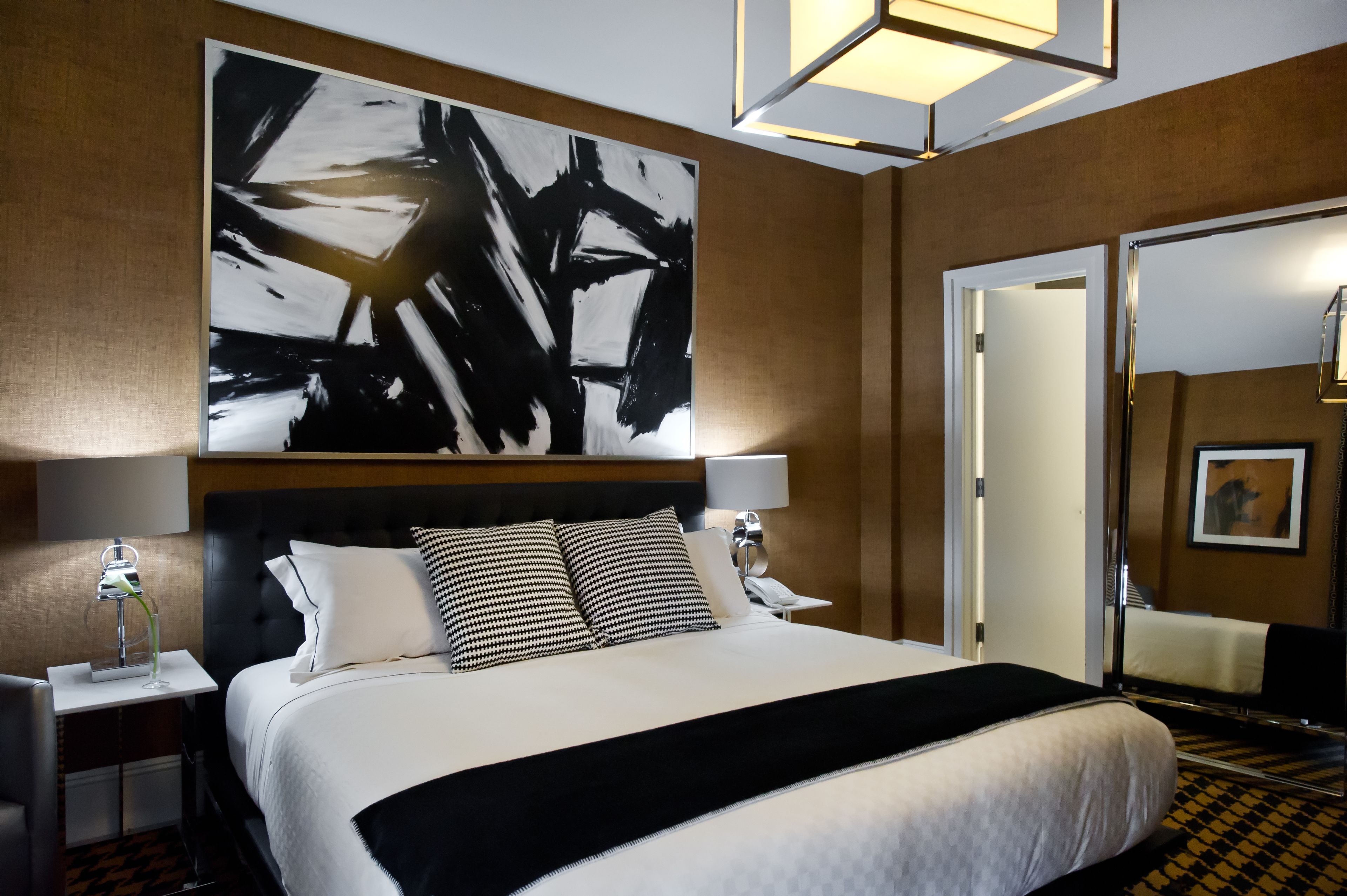 高級寢具、客房內保險箱、書桌、筆電工作空間