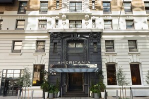 Ein Gebäude im klassischen Baustil, mit einem markanten Eingang, auf dessen Türschild "AMERITANIA" steht.