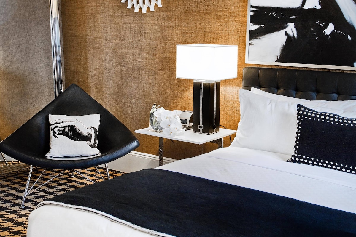 Premium bedding, in-room safe, desk, laptop workspace