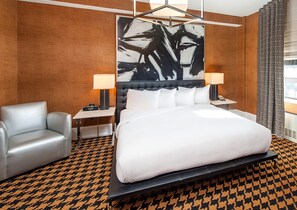 Junior-sviitti, 1 suuri parisänky ja vuodesohva | Ylelliset vuodevaatteet, tallelokero huoneessa, työpöytä