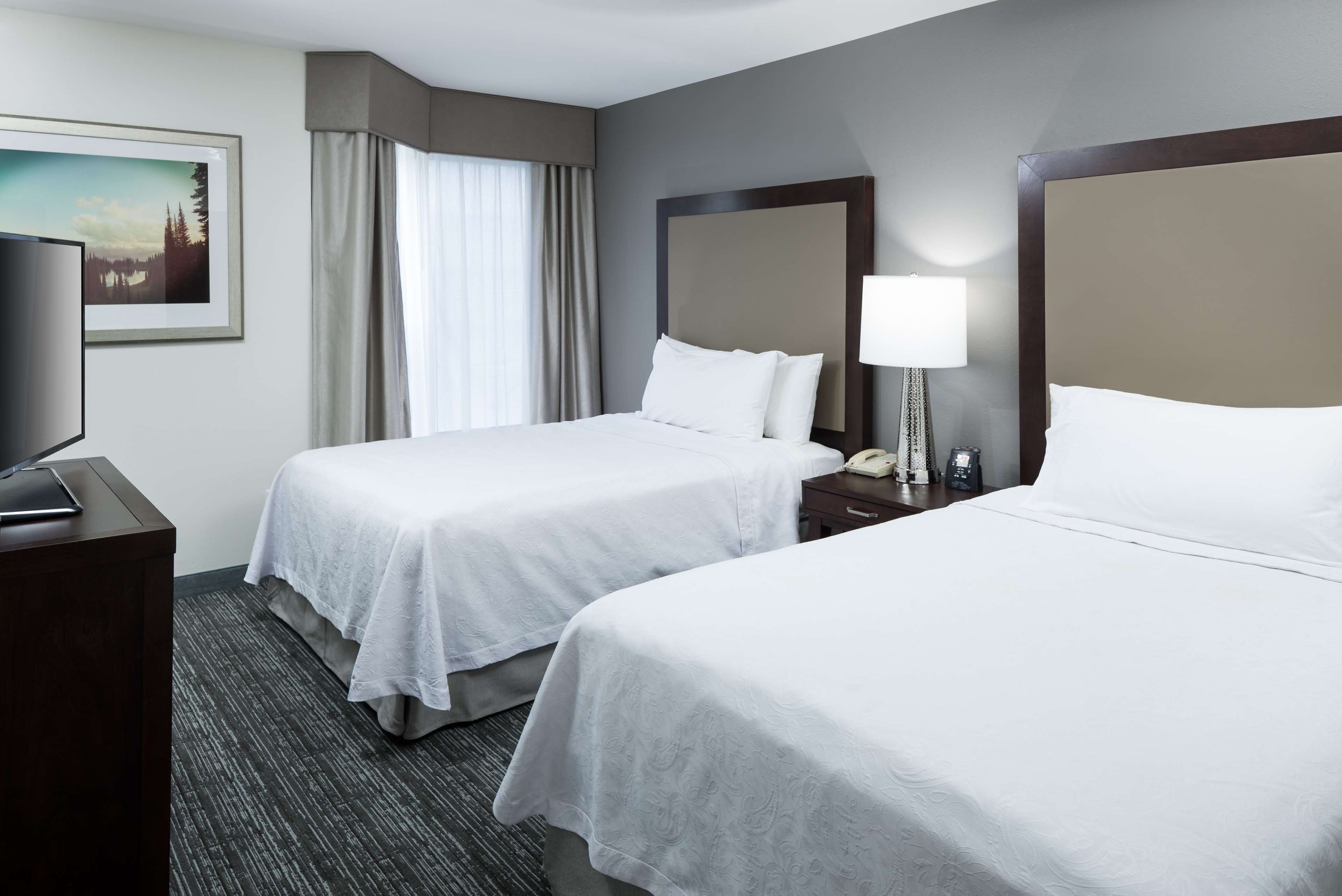 Egyptian cotton sheets, premium bedding, in-room safe, desk