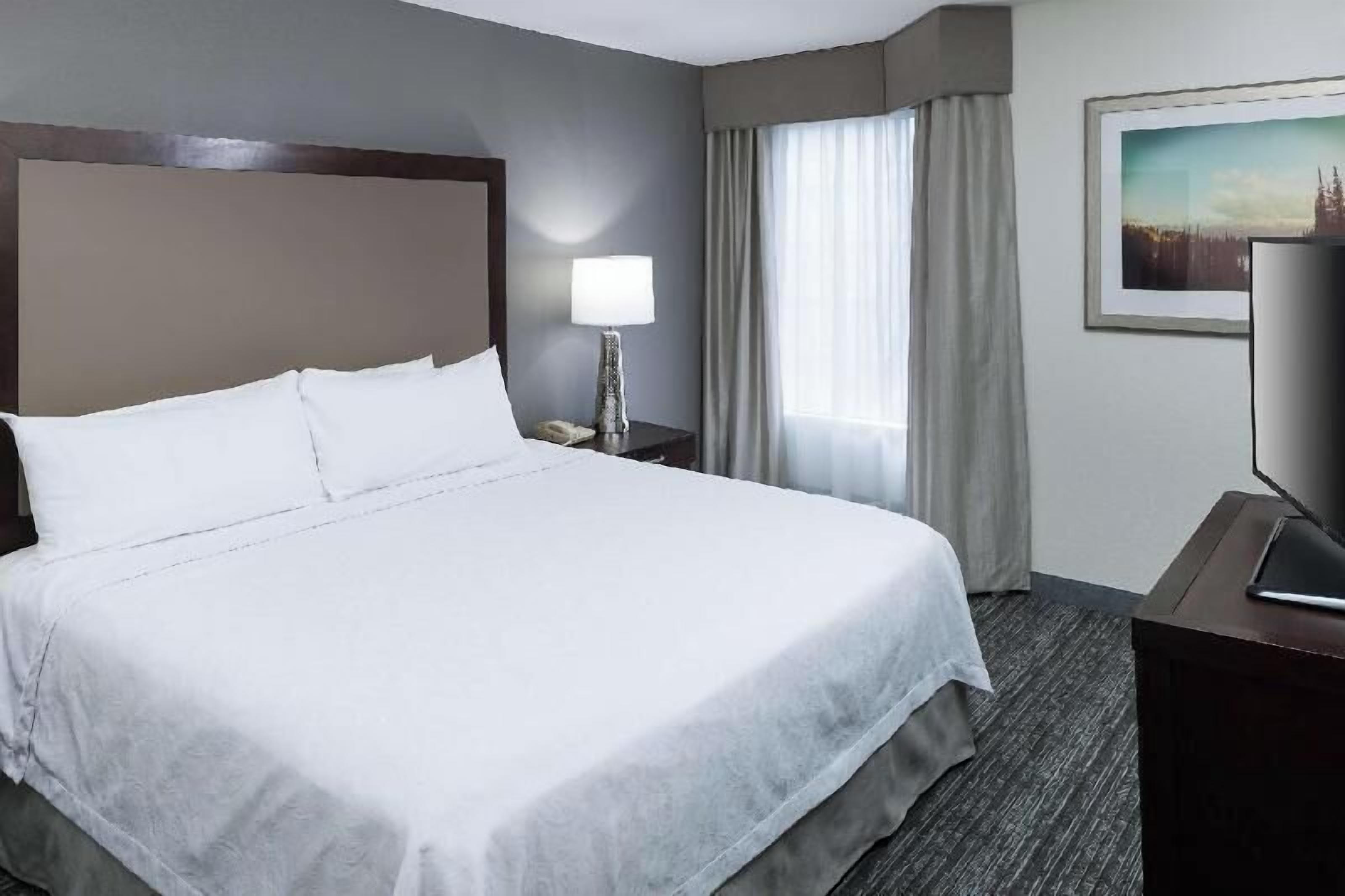 Egyptian cotton sheets, premium bedding, in-room safe, desk