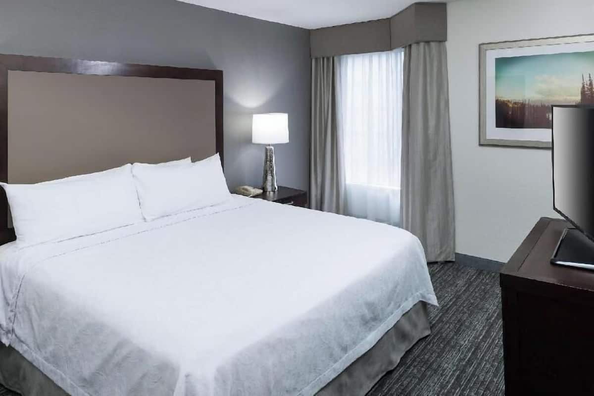 Egyptian cotton sheets, premium bedding, in-room safe, desk