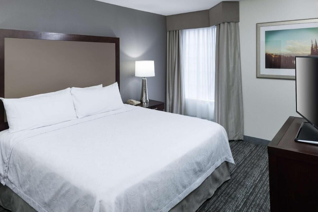 Egyptian cotton sheets, premium bedding, in-room safe, desk