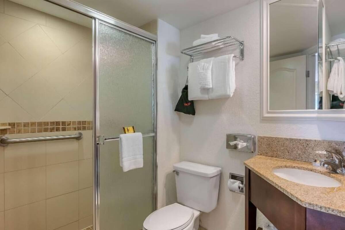 Kamar mandi | Kombinasi shower/bathtub dan perlengkapan mandi gratis