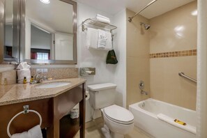 Et badeværelse med vask, toilet og badekar.