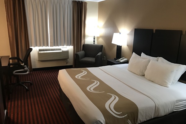 Standard Room, 1 King Bed, Non Smoking | Desk, blackout drapes, iron/ironing board, WiFi (free)