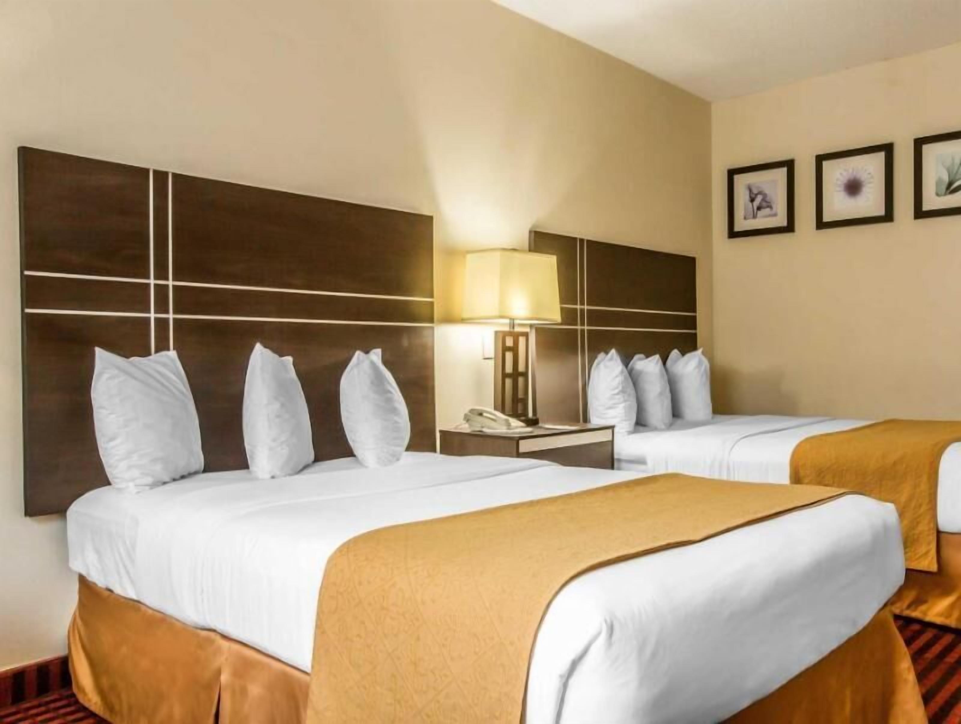 デスク、遮光カーテン、アイロン / アイロン台、WiFi (無料)