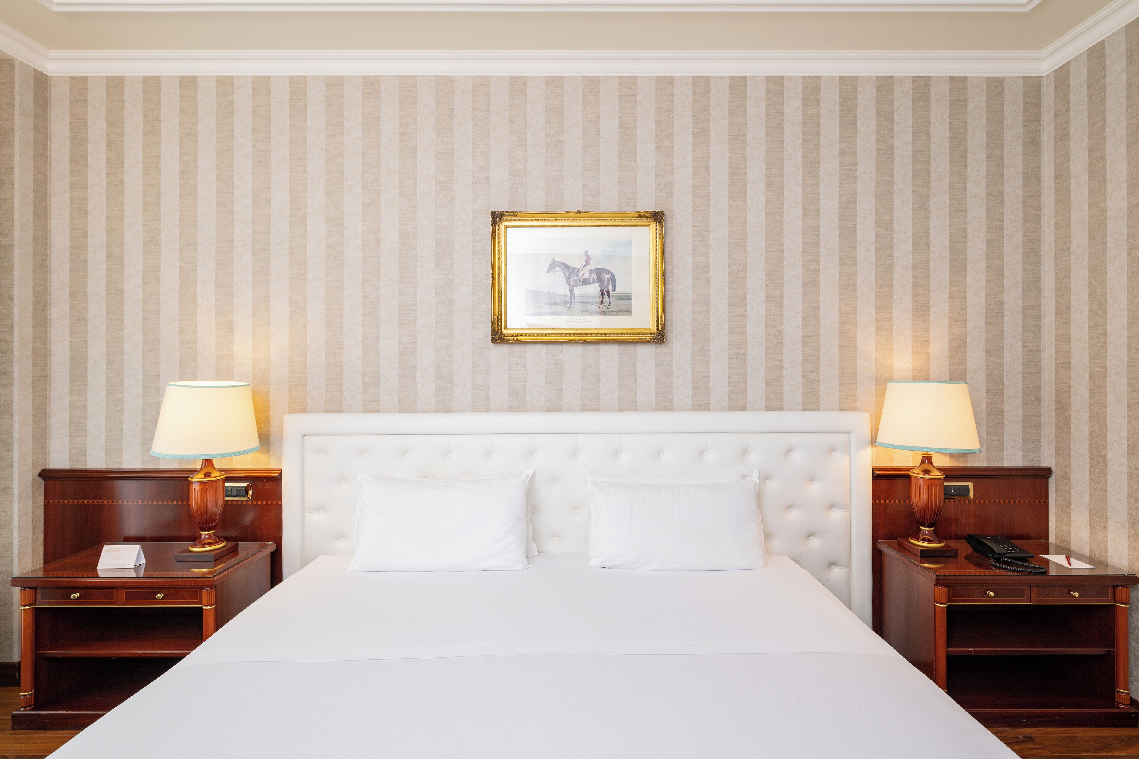 Deluxe tweepersoonskamer, 1 kingsize bed | Donzen dekbedden, een minibar, een kluis op de kamer, een bureau