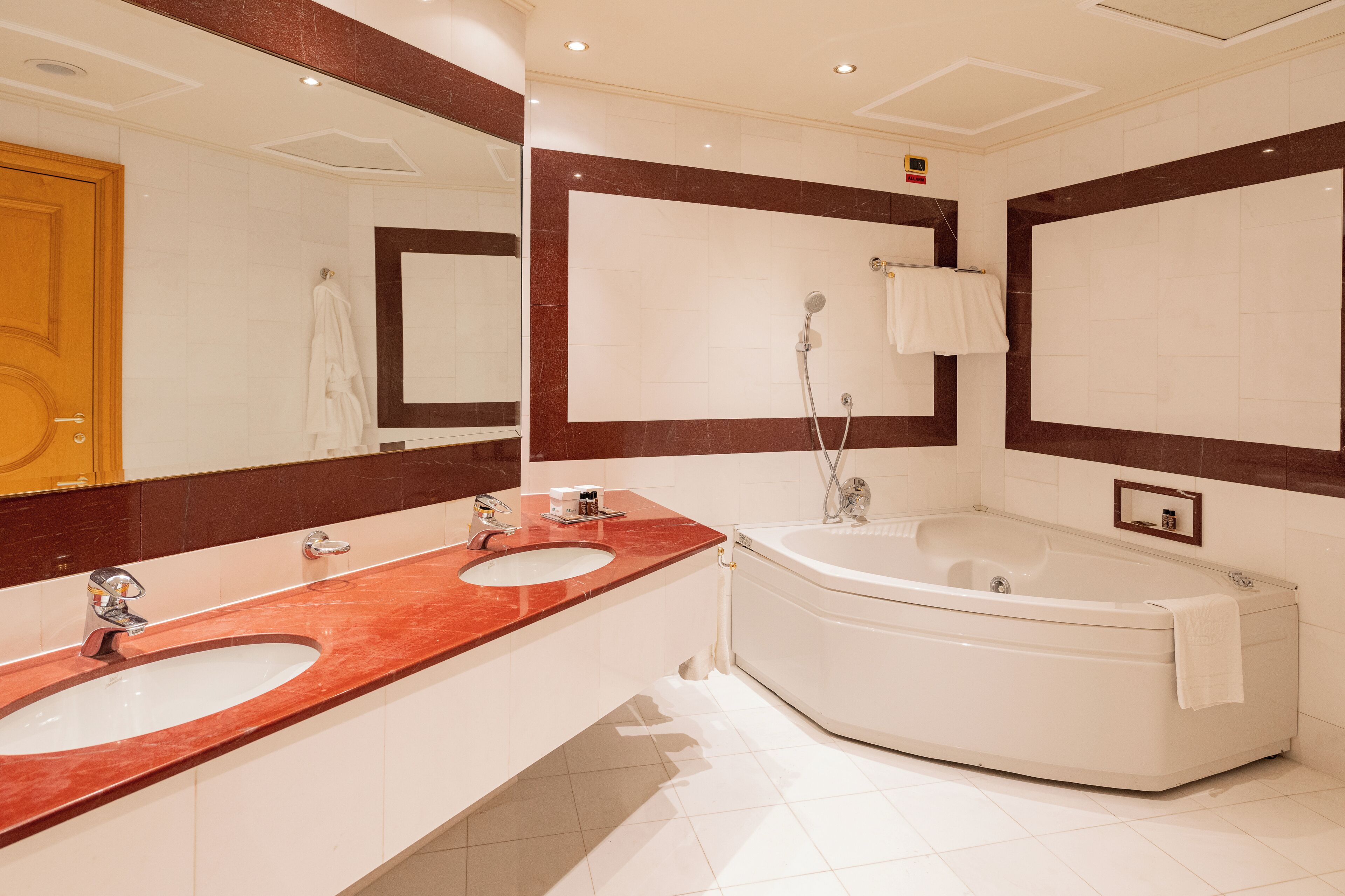 Suite | Bathroom | Rainfall showerhead, free toiletries, hair dryer, bidet