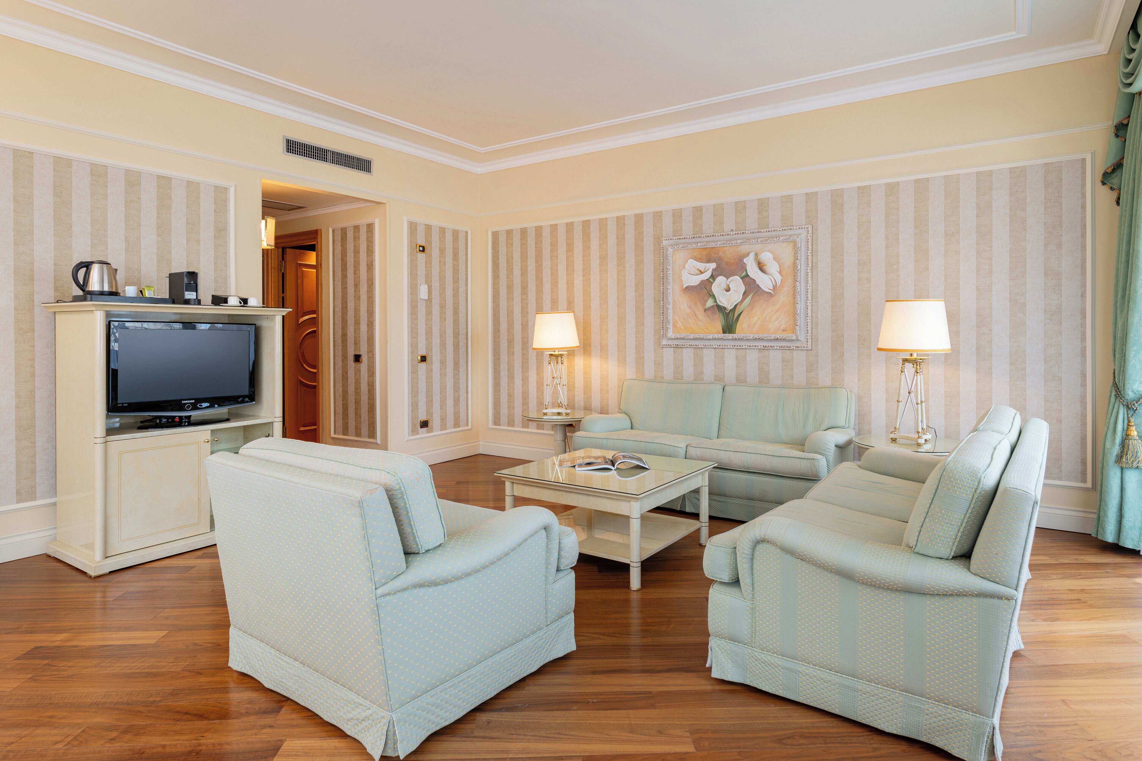 Suite | Daunenbettdecken, Minibar, Zimmersafe, Schreibtisch