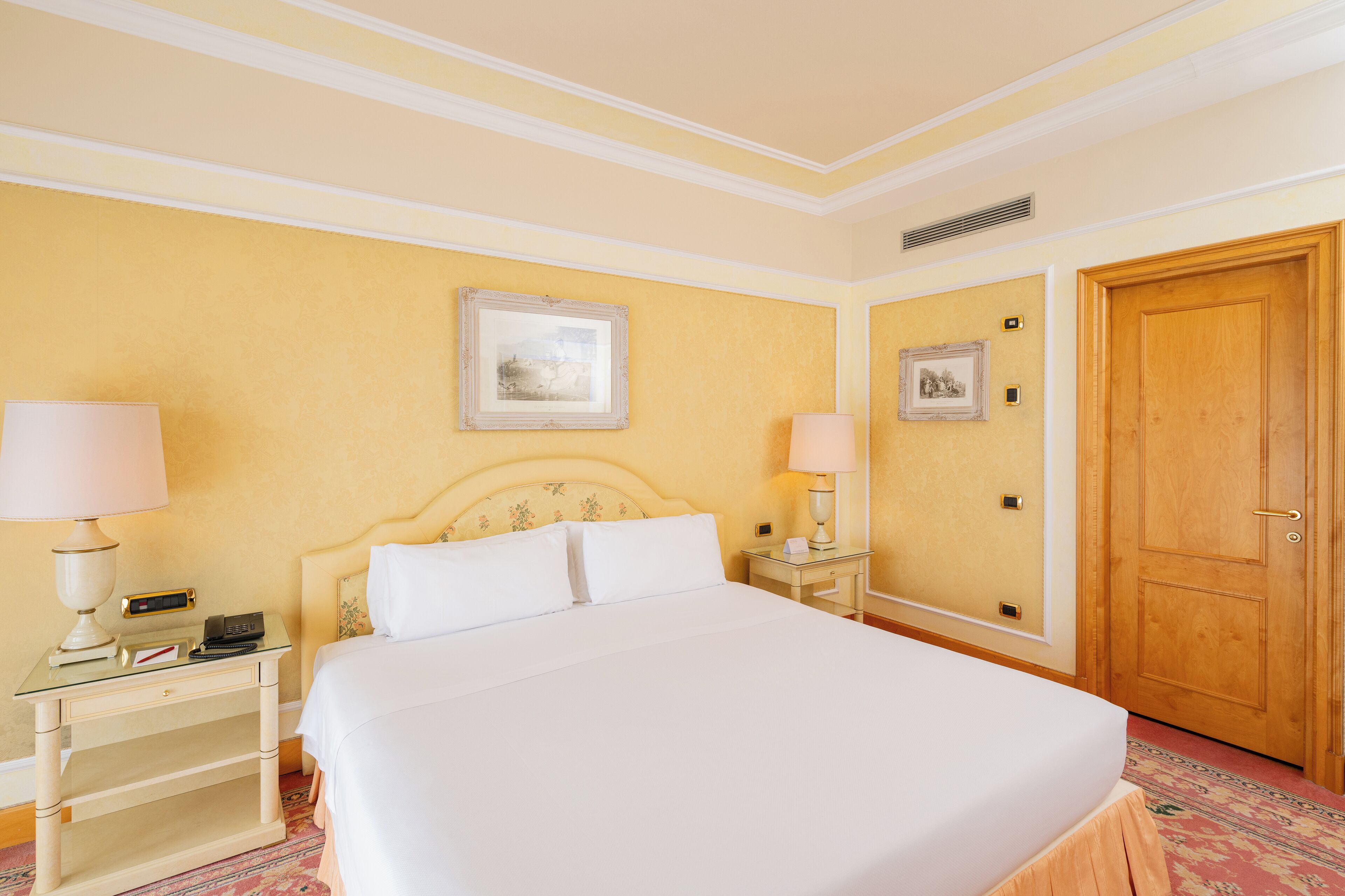 Suite | Down comforters, minibar, in-room safe, desk