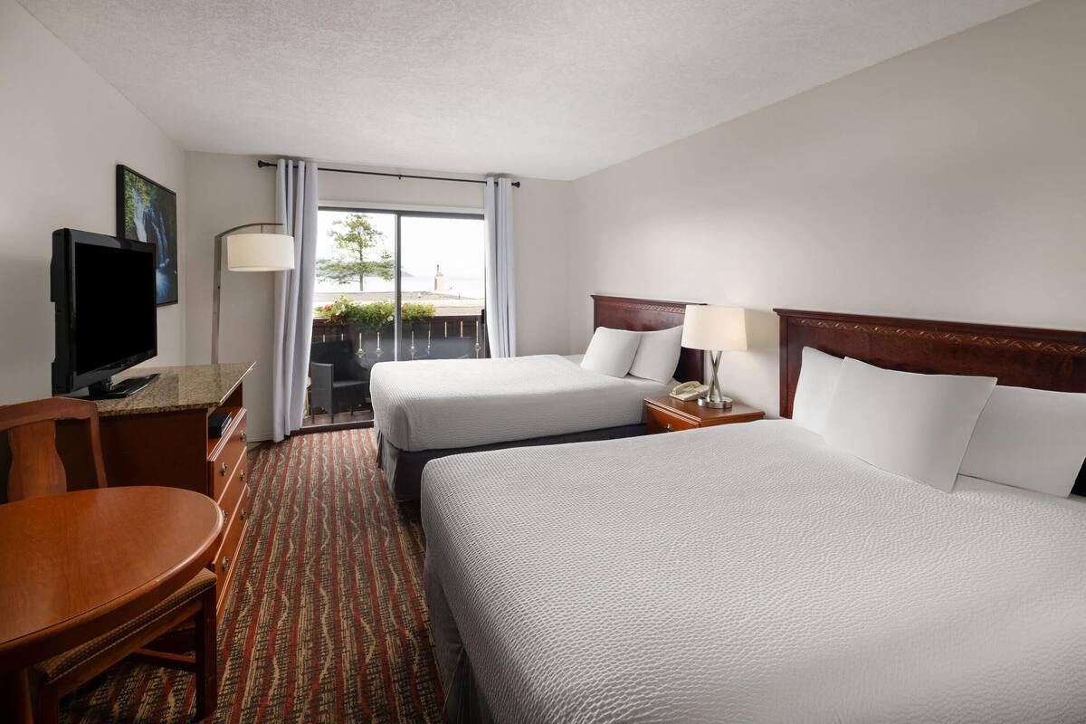 Escritorio, tabla de planchar con plancha, wifi gratis y despertador 