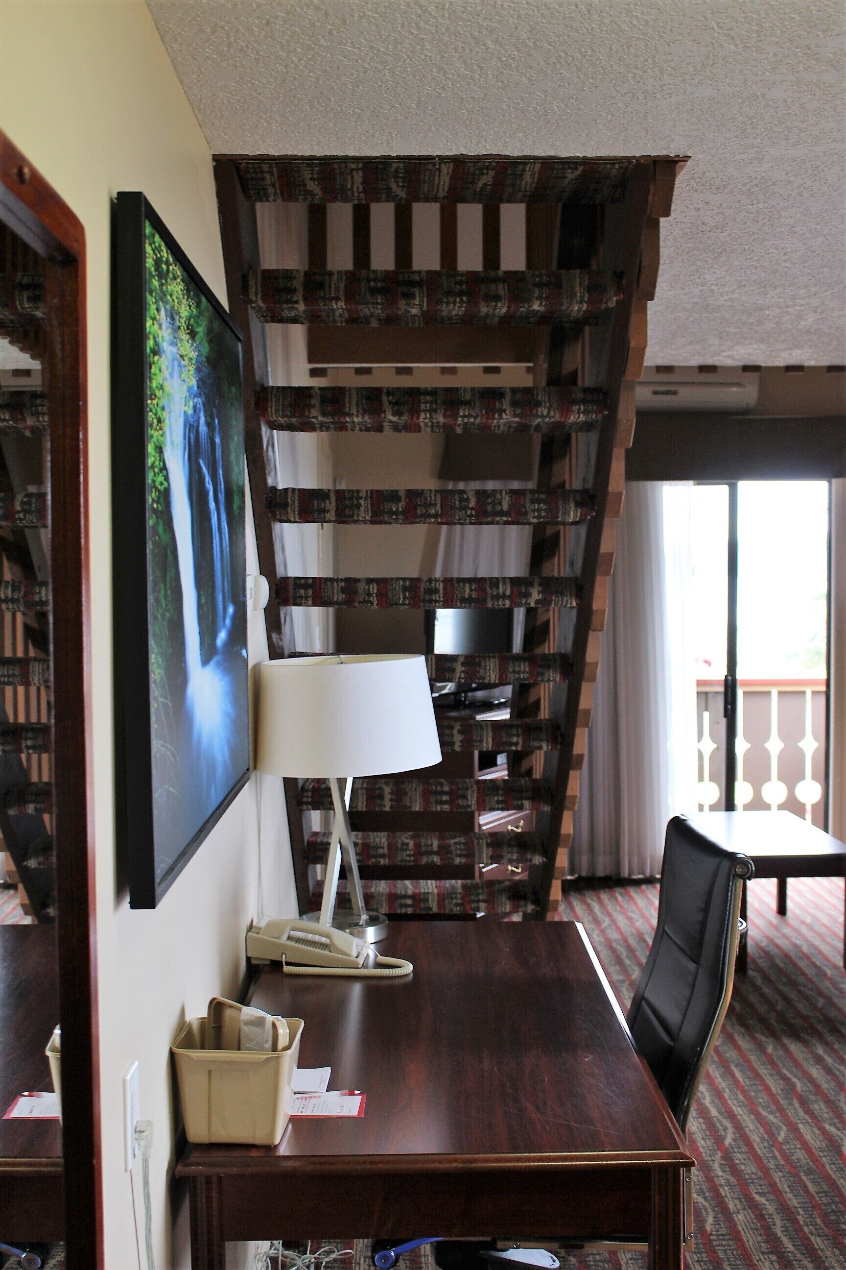 Escritorio, tabla de planchar con plancha, wifi gratis y ropa de cama 