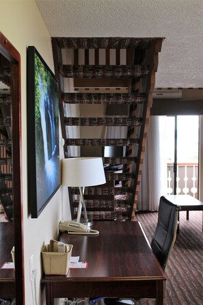 Premier studio suite, 1 kingsize bed, uitzicht op zee | Een bureau, een strijkplank/strijkijzer, gratis wifi, beddengoed