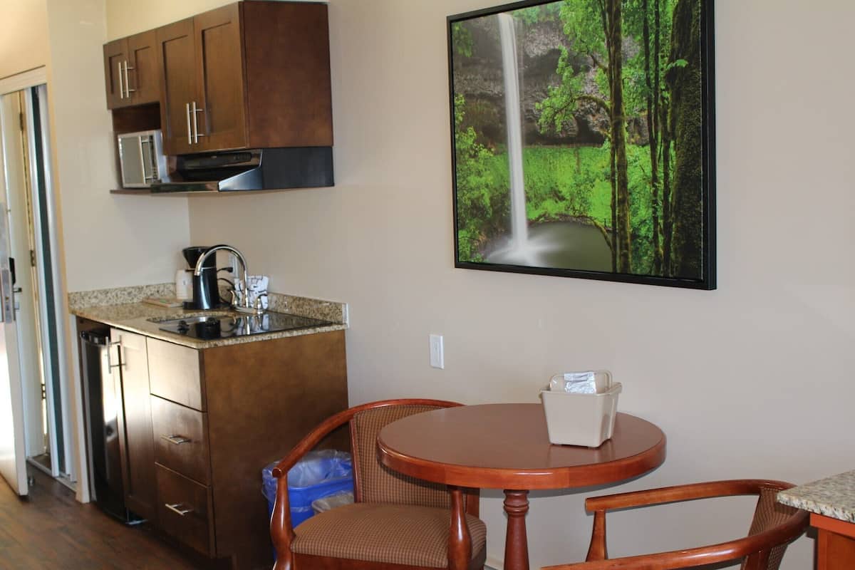 Fridge, coffee/tea maker