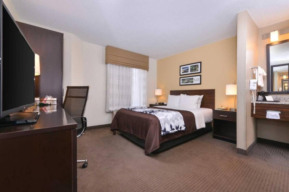 Premium bedding, desk, iron/ironing board, free WiFi