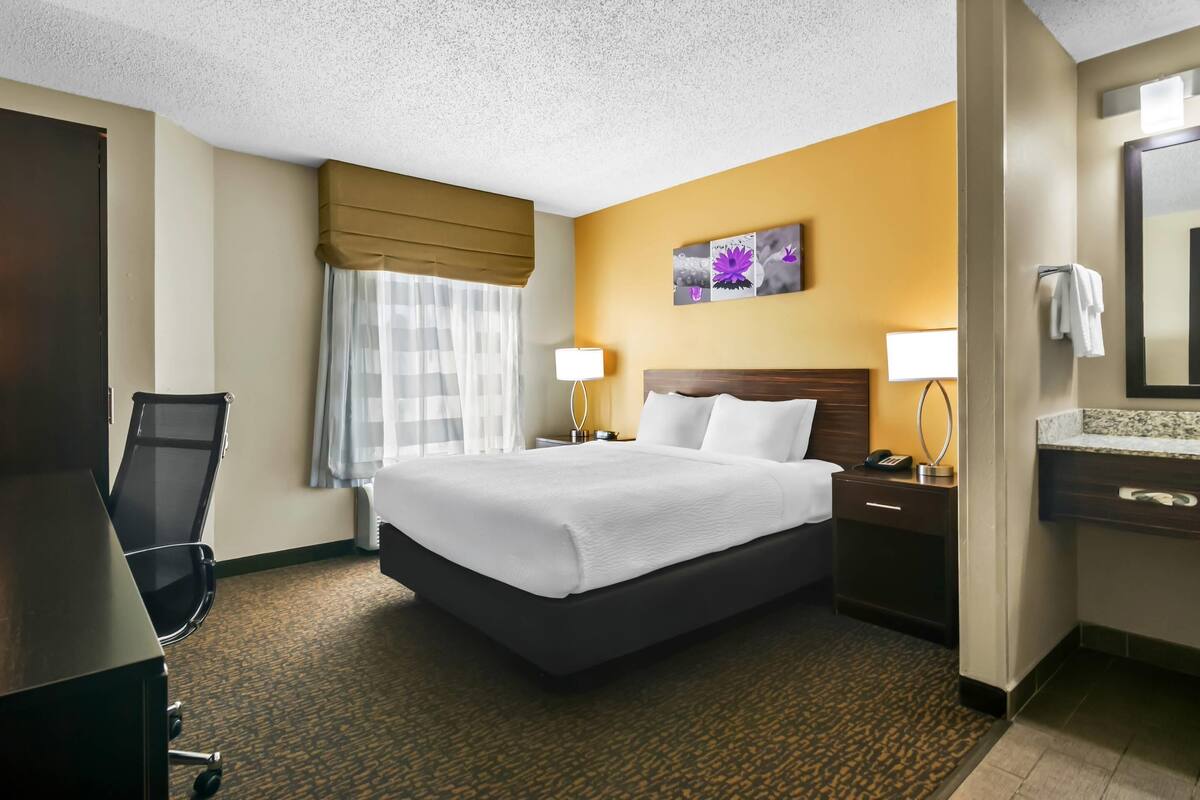 Standard Room, 1 Queen Bed, Non Smoking | Premium bedding, desk, iron/ironing board, free WiFi