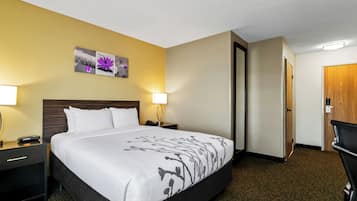 Hochwertige Bettwaren, Schreibtisch, Bügeleisen/Bügelbrett