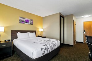 Hochwertige Bettwaren, Schreibtisch, Bügeleisen/Bügelbrett