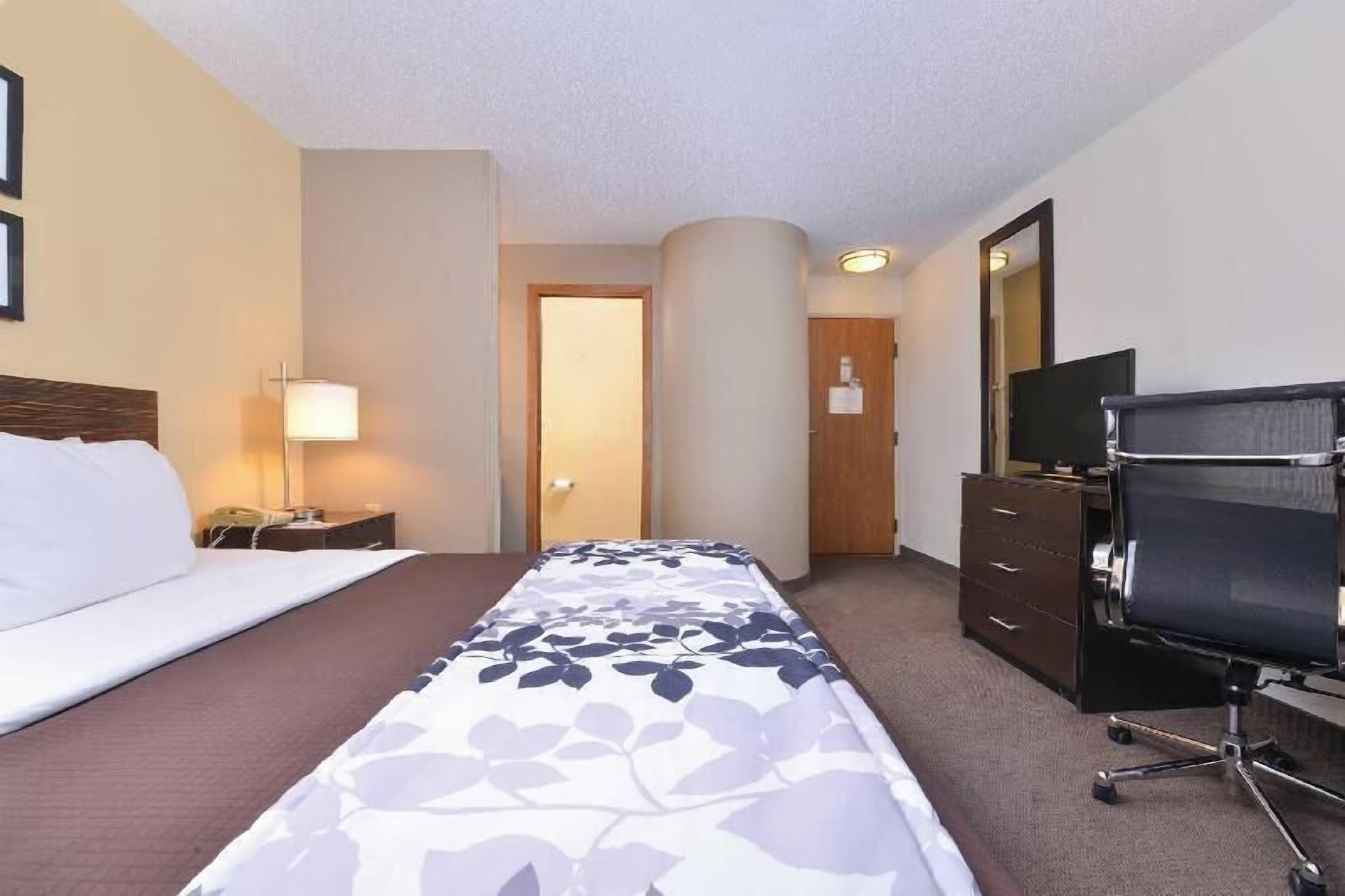 Premium bedding, desk, iron/ironing board, free WiFi