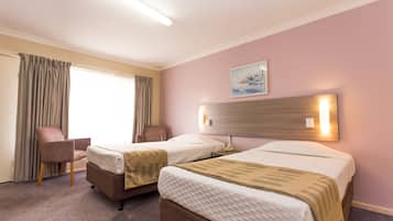 Habitación con 2 camas individuales (Comfort) | Caja fuerte, escritorio, wifi gratis y ropa de cama