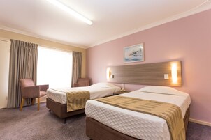 Comfort Twin Room | In-room safe, desk, free WiFi, bed sheets