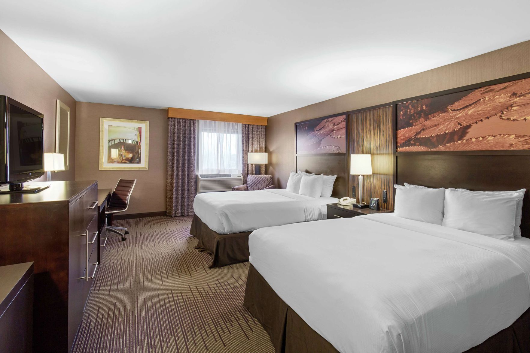 Premium bedding, in-room safe, desk, laptop workspace