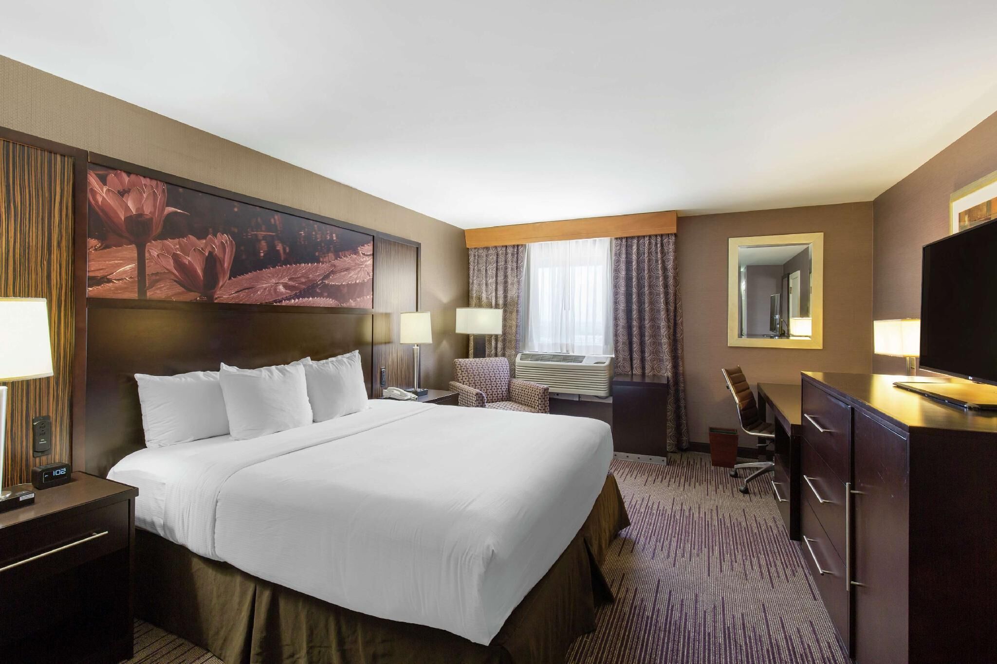 Premium bedding, in-room safe, desk, laptop workspace