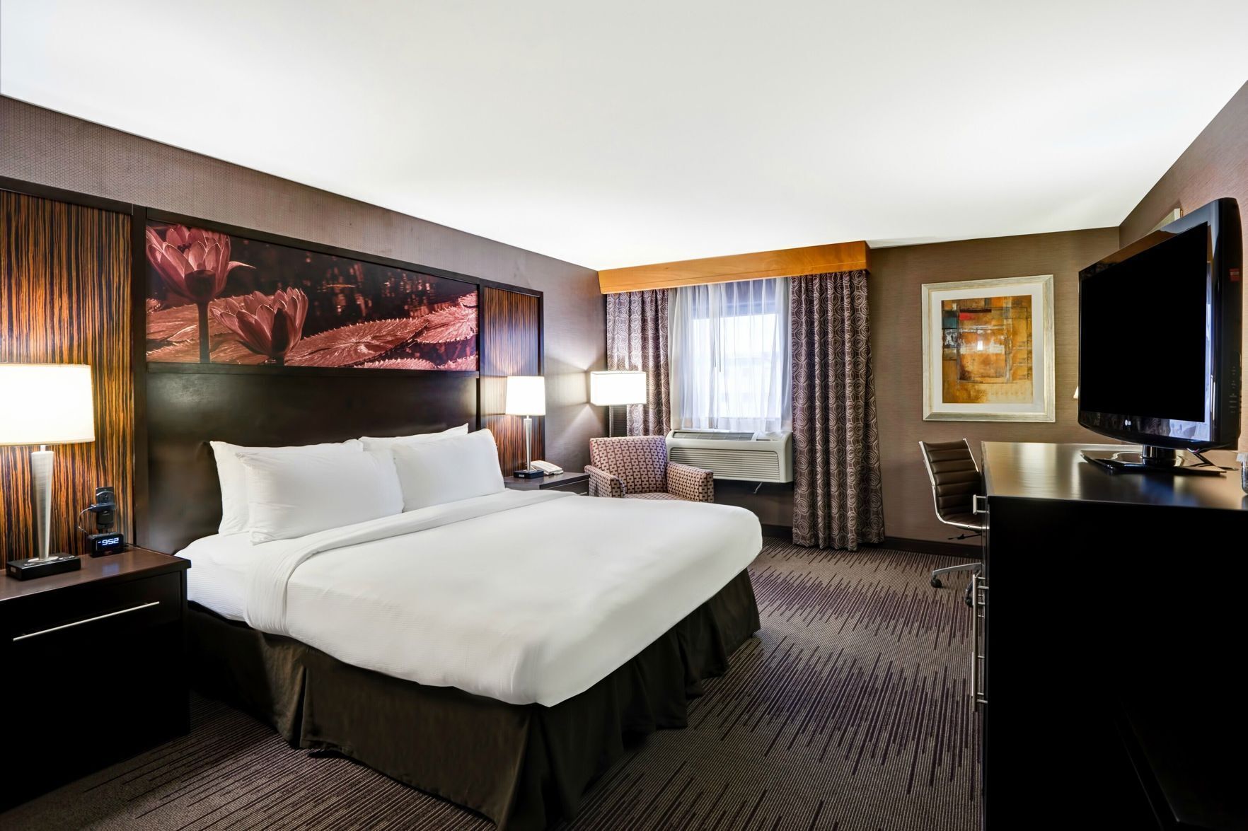 Premium bedding, in-room safe, desk, laptop workspace