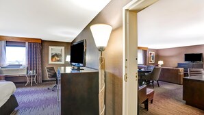 A hotel room with a bed, desk, chair, TV, and lamp. - DoubleTree by Hilton Downtown Wilmington - Legal District (Wilmington)