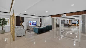 Un interior moderno con televisor de pantalla plana, zona de estar y área de bar-lounge.