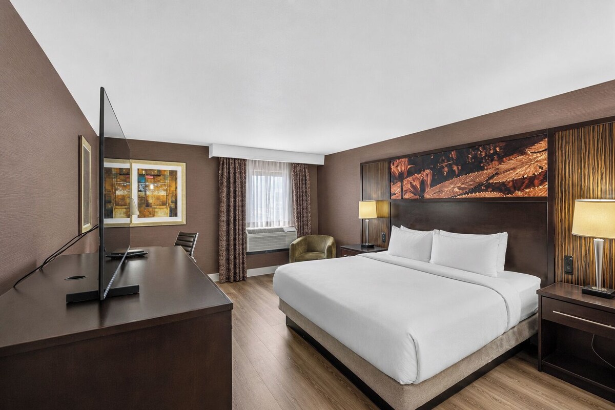 Kamer, 1 kingsize bed, toegankelijk voor mindervaliden (Bathtub, Non Smoking) | Luxe beddengoed, een kluis op de kamer, een bureau, een laptopwerkplek
