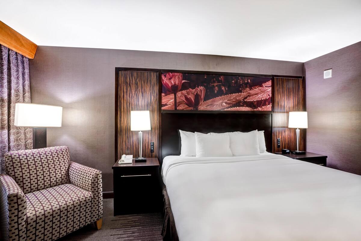 Premium bedding, in-room safe, desk, laptop workspace