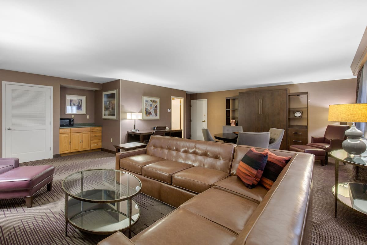 Room, Non Smoking (1 SOFABED PARLOR) | Premium bedding, in-room safe, desk, laptop workspace