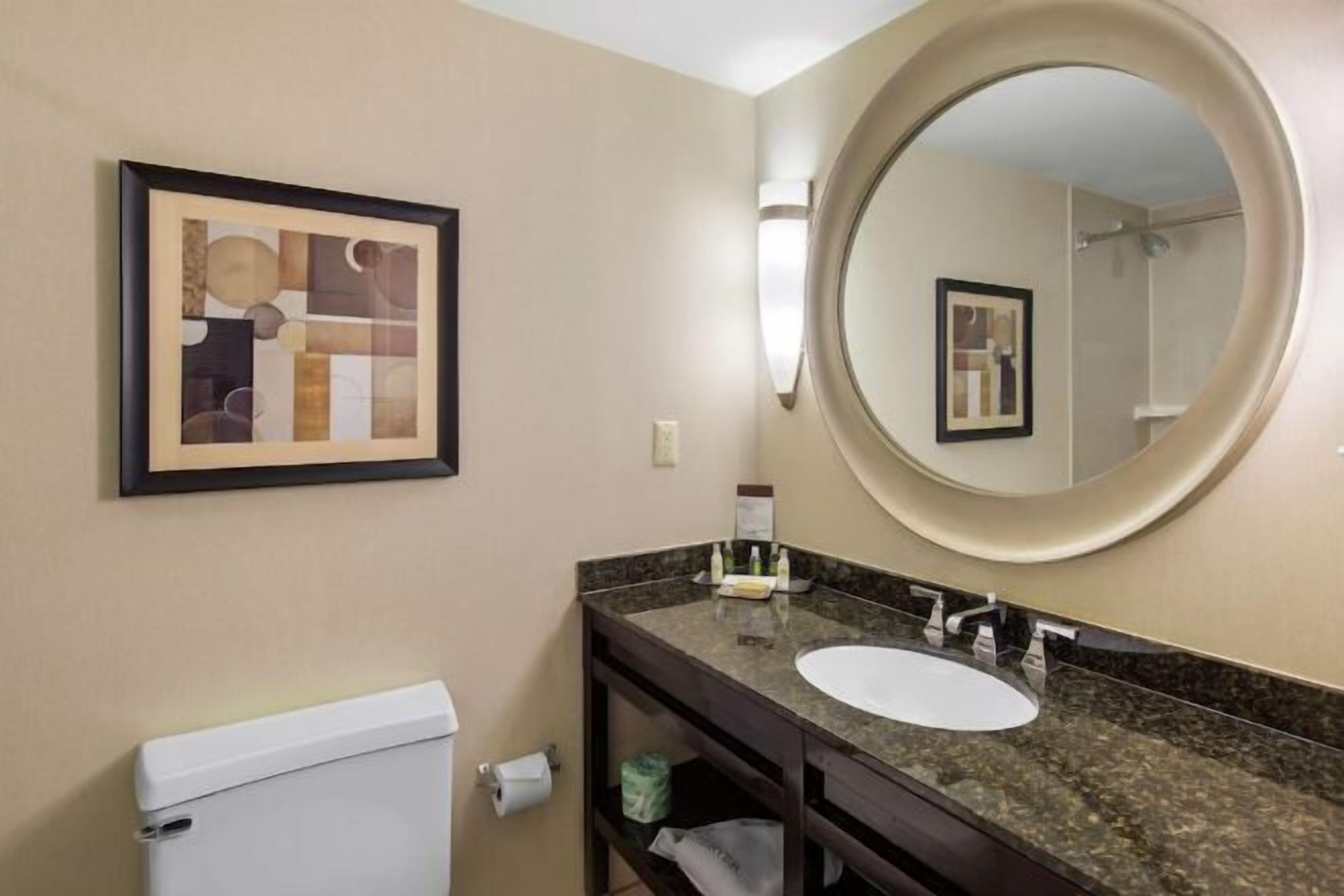 Bathroom | Combined shower/bathtub, free toiletries, hair dryer, towels