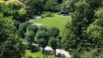 Ein Park mit Rasenfläche, Bäumen und einem Weg.