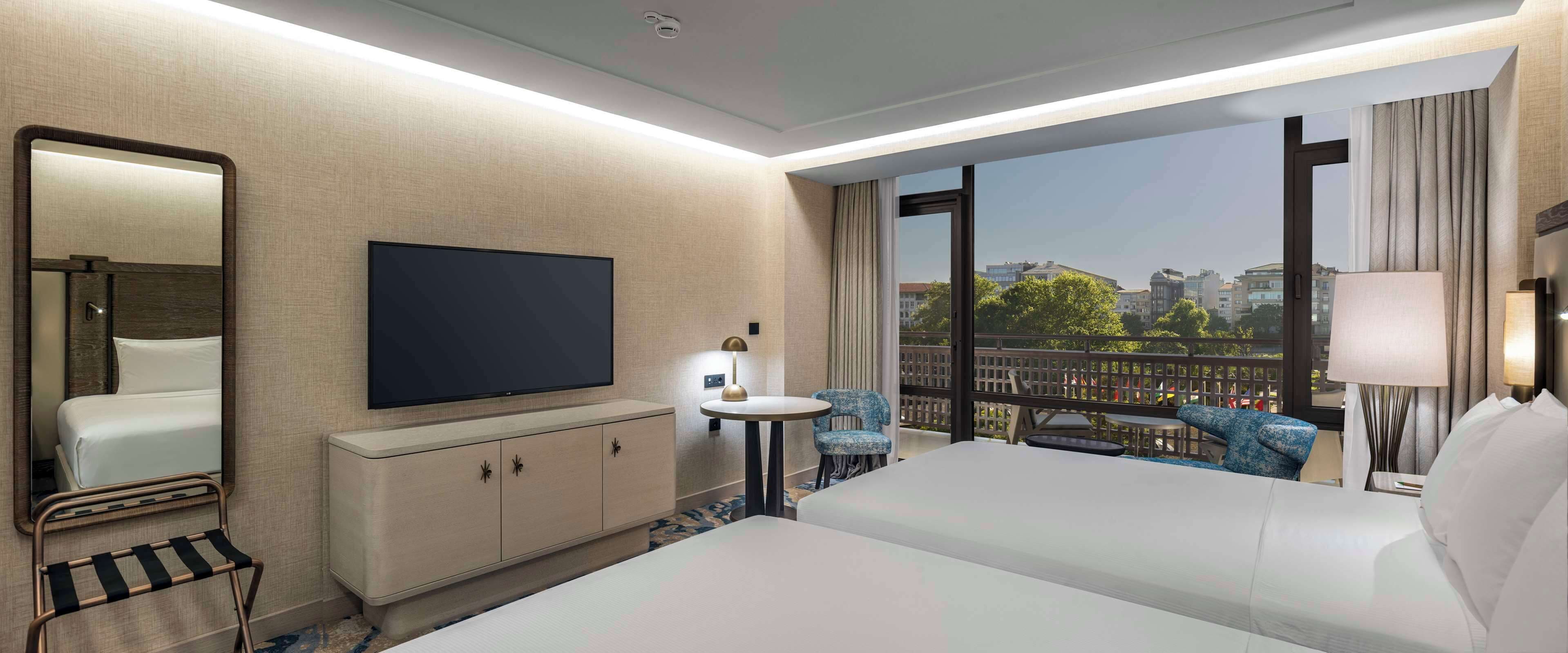 Selimut bulu angsa, minibar, brankas, dan meja kerja