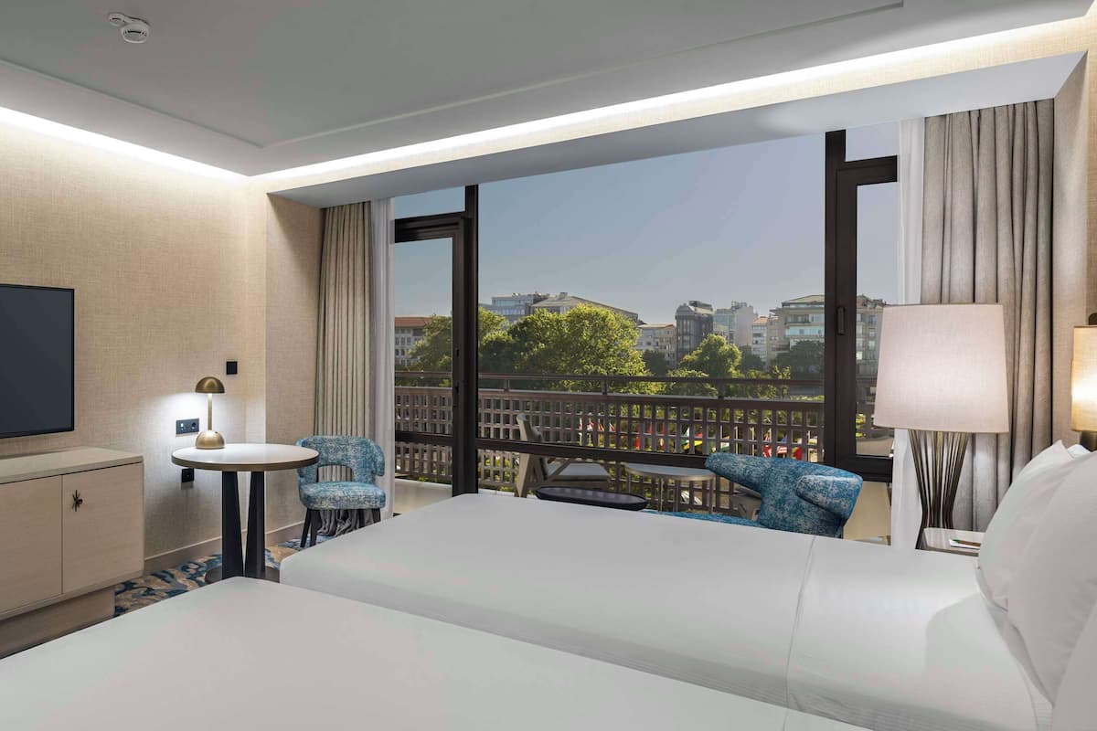 Edredones de plumas, minibar, caja fuerte y escritorio