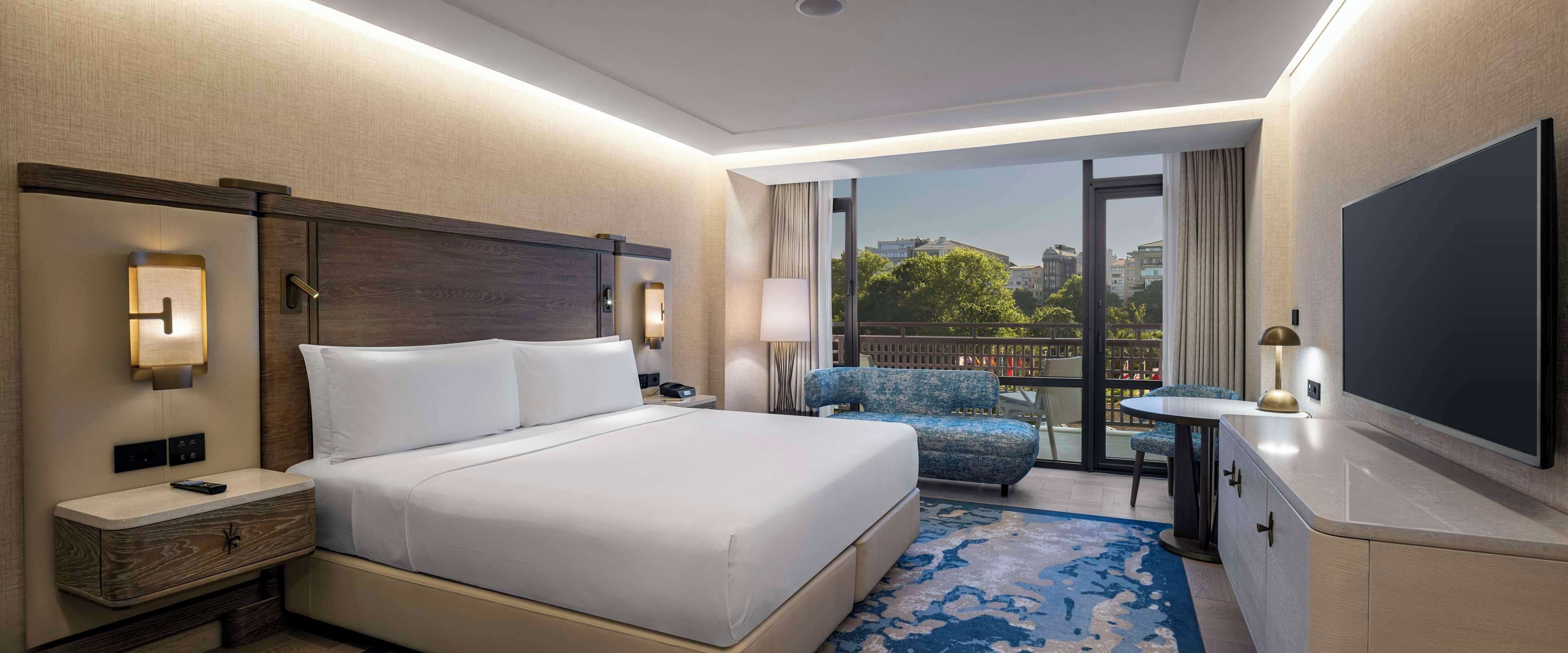 Selimut bulu angsa, minibar, brankas, dan meja kerja